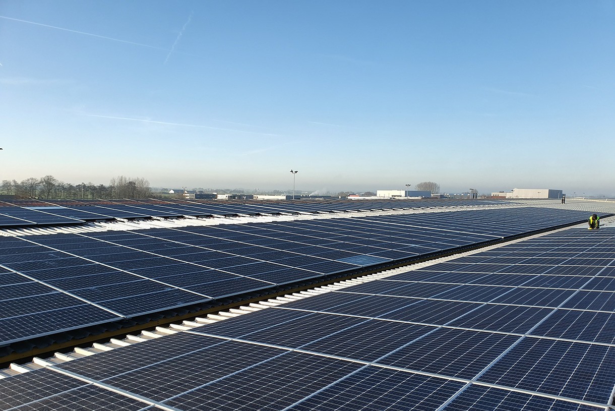 The roofs offer space for 59,500 m² of panels, representing an annual potential saving of 5,700 tons of CO2—equivalent to the emissions of a conventional car driven a distance of 47.5 million kilometers! 