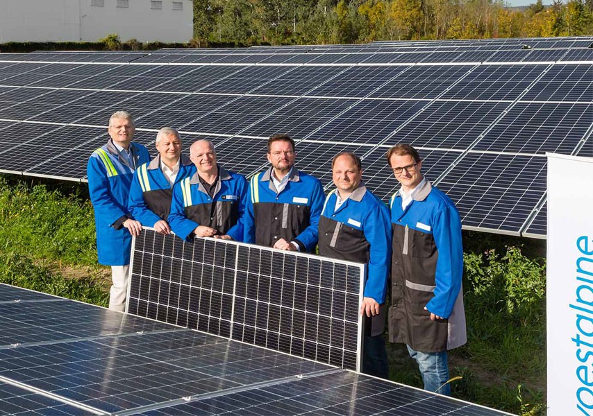 6 voestalpine employees present PV system and PV modules