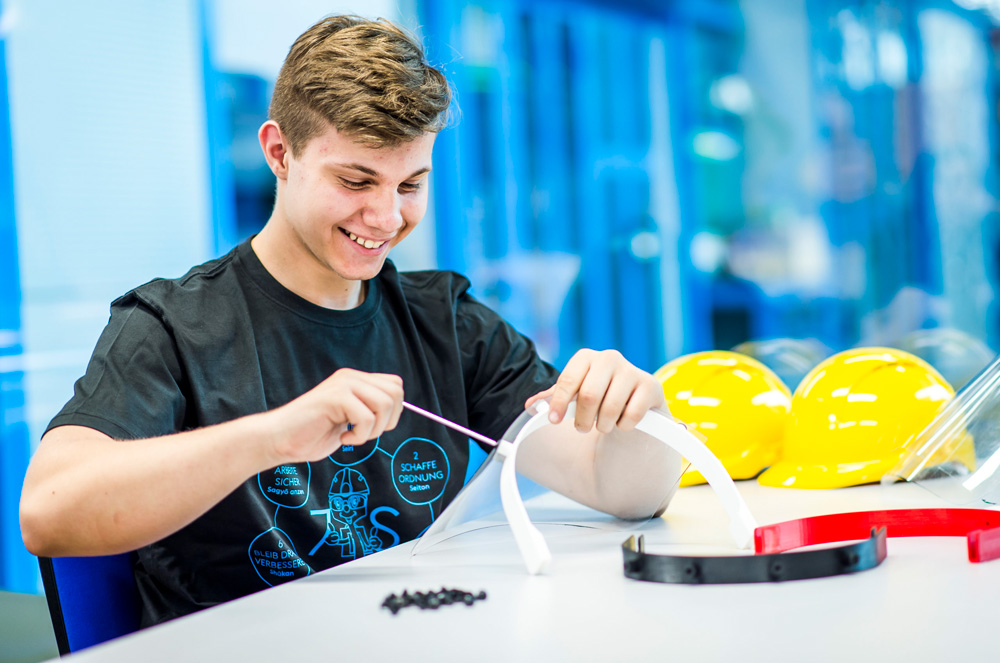 Eine zentrale Rolle spielt der 3D-Drucker in der digital ausgestatteten Lehrwerkstätte: 5 Bügel für die Schutzvisiere können gleichzeitig produziert werden.