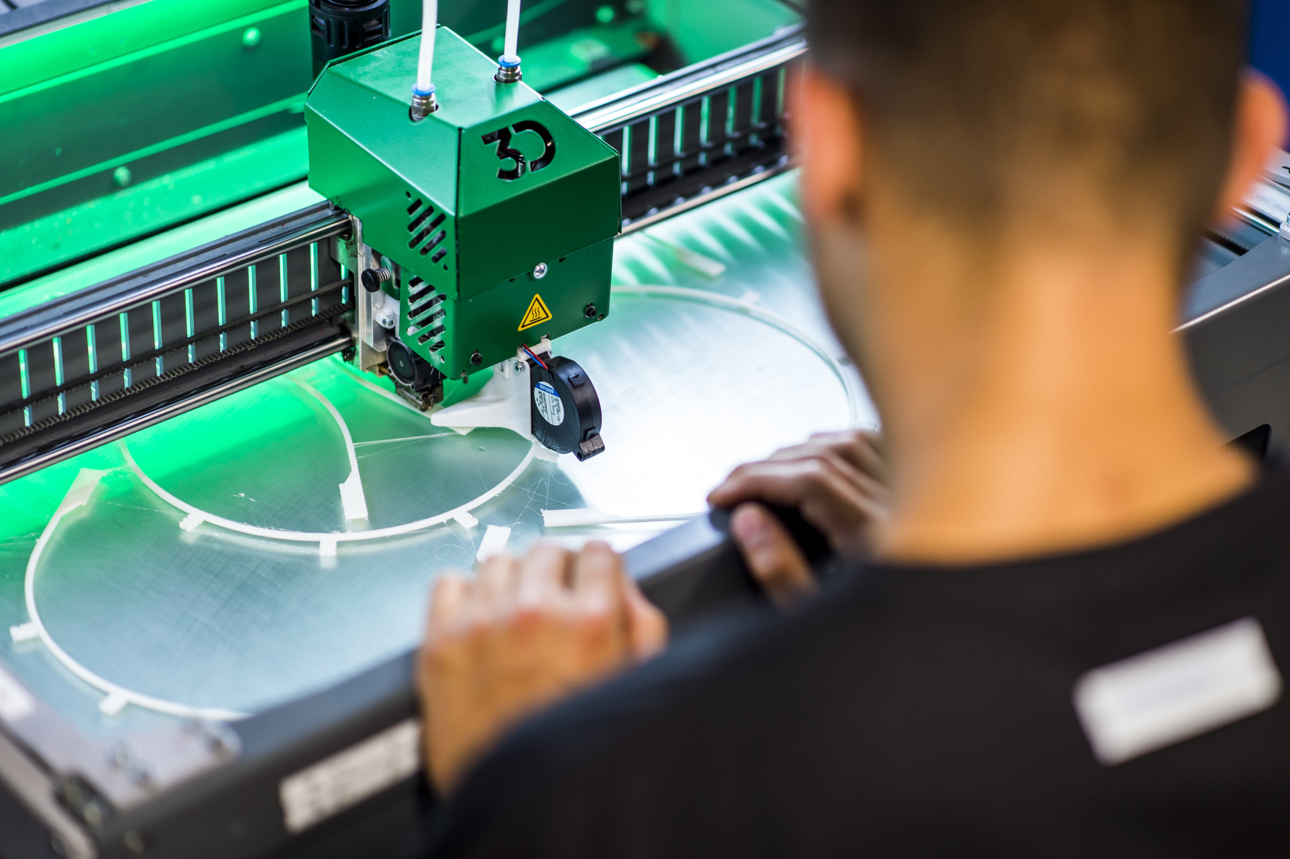 Eine zentrale Rolle spielt der 3D-Drucker in der digital ausgestatteten Lehrwerkstätte: 5 Bügel für die Schutzvisiere können gleichzeitig produziert werden.