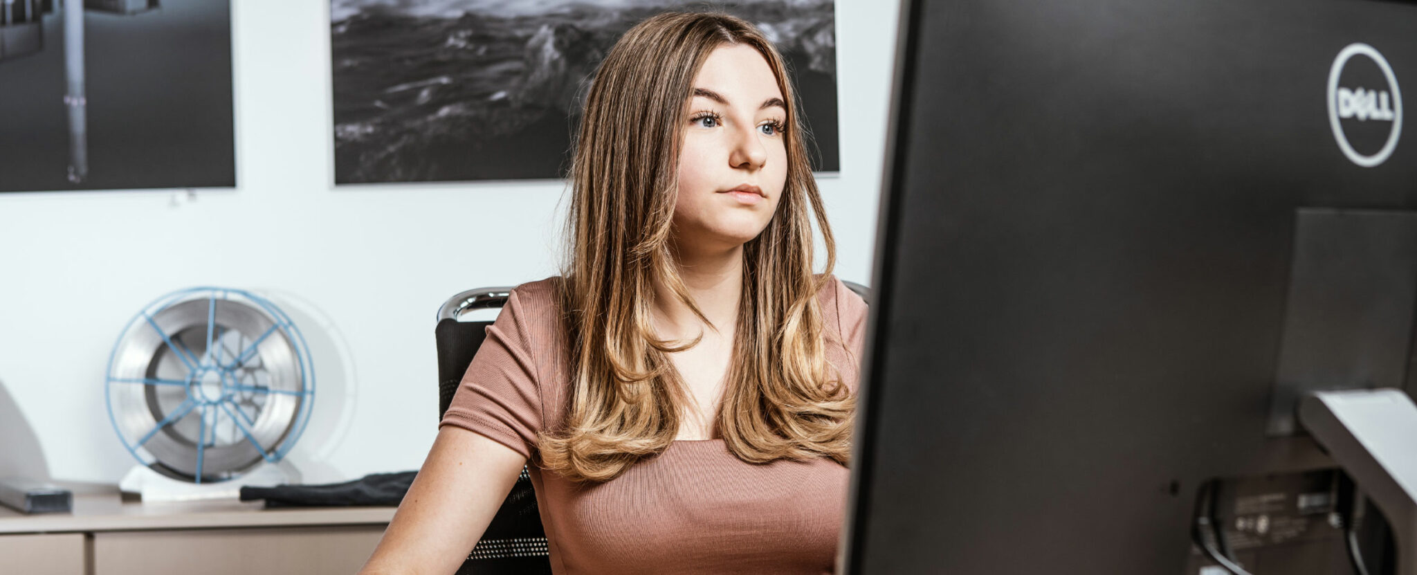 Industriekaufmann_frau_header_web-2048x831