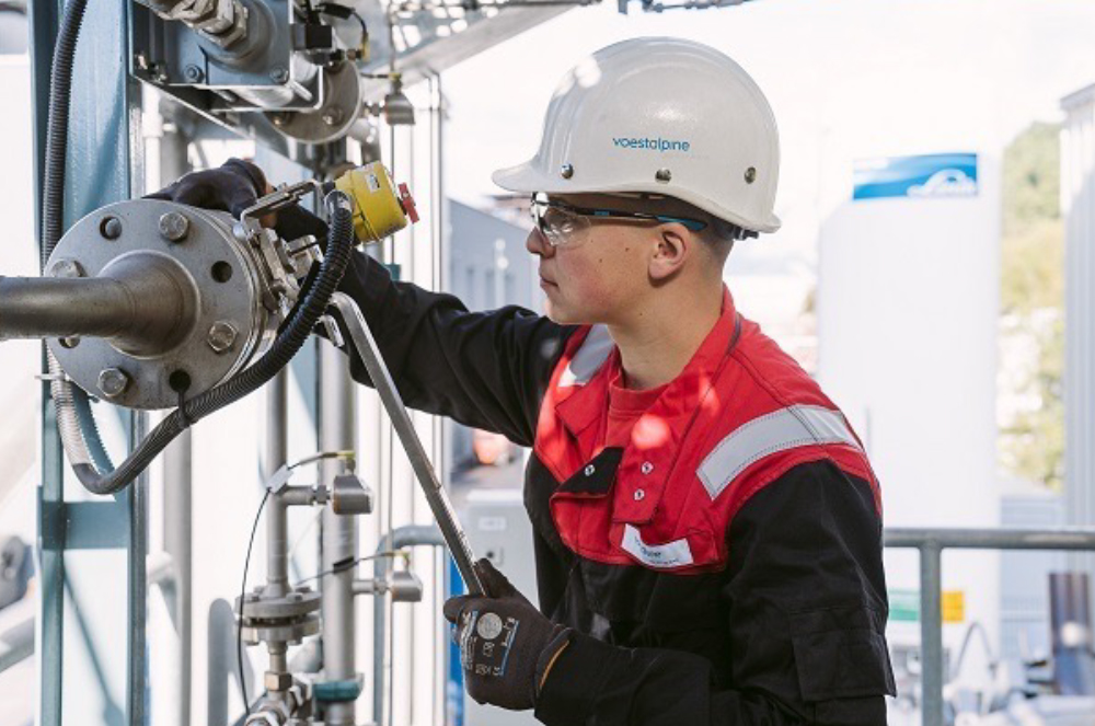 Tim Wünsche, voestalpine Stahl Donawitz. Nach dem Arbeitstag geht es für Tim mit dem Lernen weiter: Er macht Lehre mit Matura.