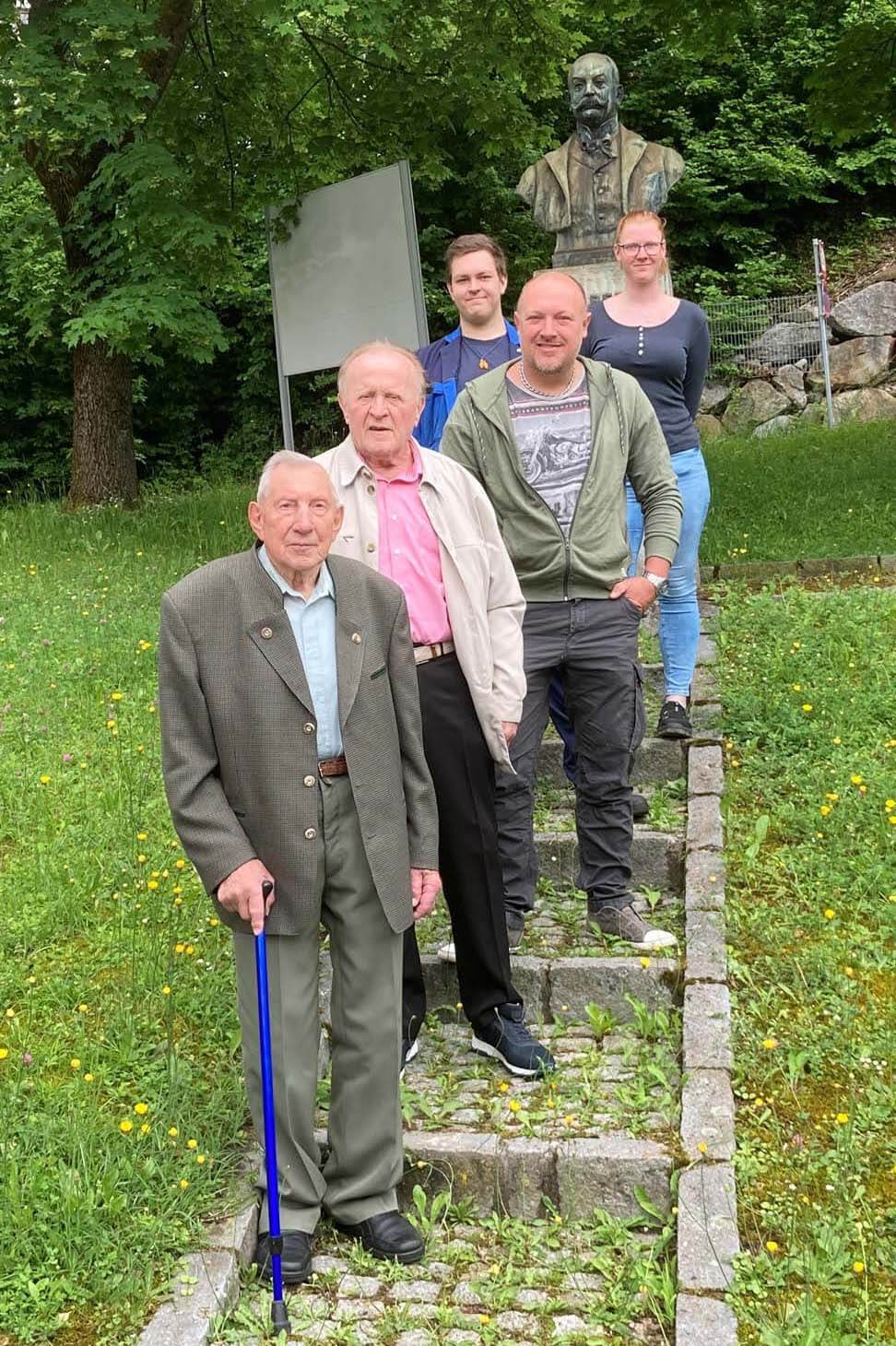 4 Generationen posieren auf einer Treppe beim Böhler Werk