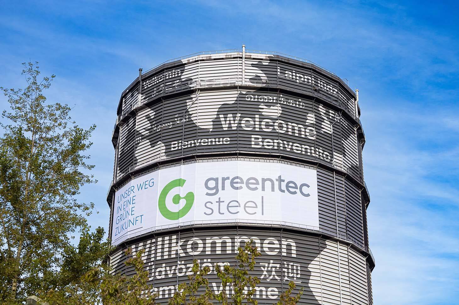 Gasometer of voestalpine Linz with a banner with the inscription greentecsteel