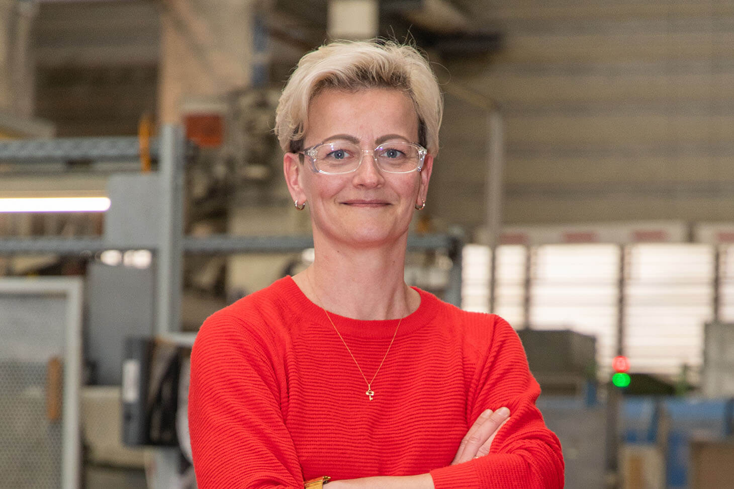 Portrait photo of Fabienne Krause in a factory hall