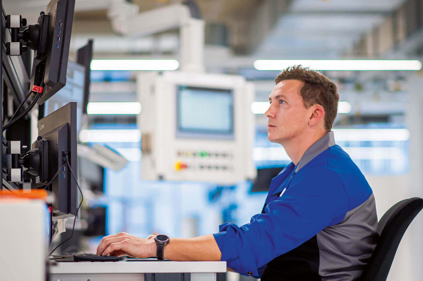 Employee sits at the computer in the voestalpine test laboratory