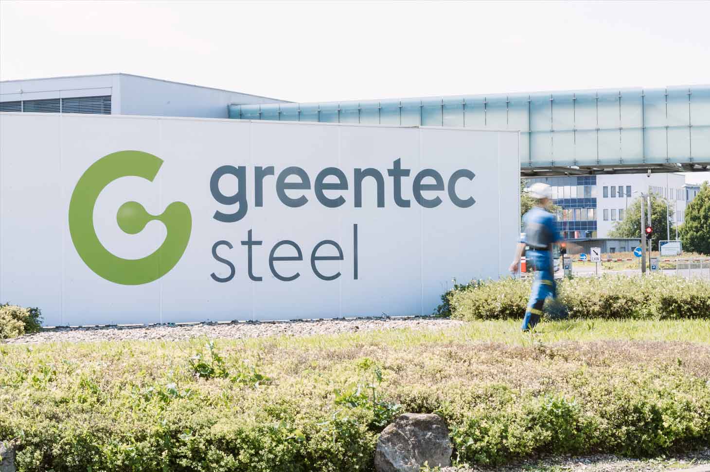 Sign greentec steel, in front of it an employee