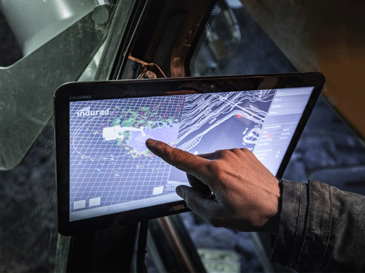 Tablet mit Software für Radartechnologie zur Steuerung des autonomen Muldenkippers der voestalpine