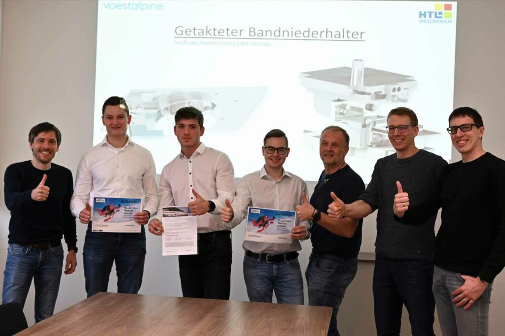 Gruppenfoto von Absolventen der HTL Waidhofen mit nach oben gestrecktem Daumen