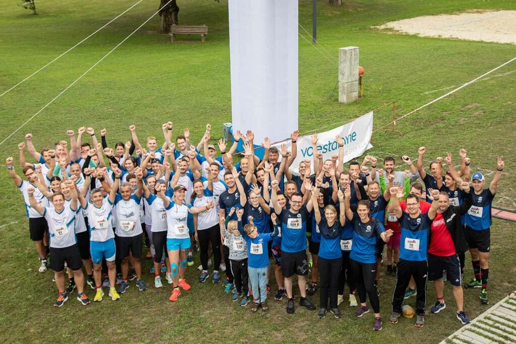 Gruppenfoto aller Teilnehmerinnen und Teilnehmer am Werk VI Lauf in Kapfenberg mit Händen nach oben gestreckt