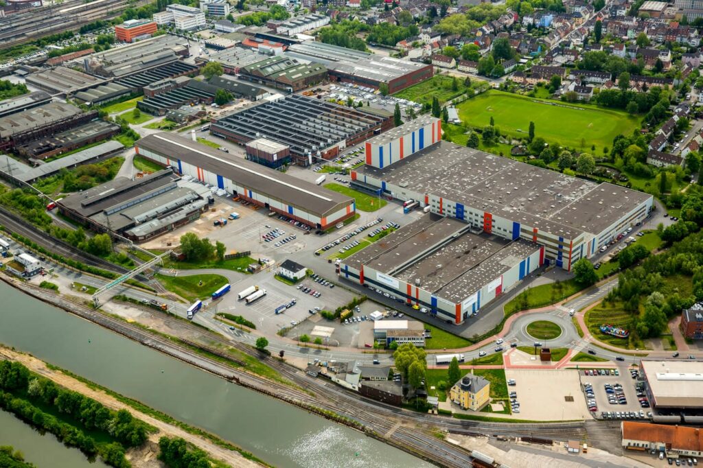 Luftaufnahme vom großen Firmengelände von Böhler Welding der voestalpine AG in Hamm umgeben von Wohnsiedlung, Grünflächen und Gewässer