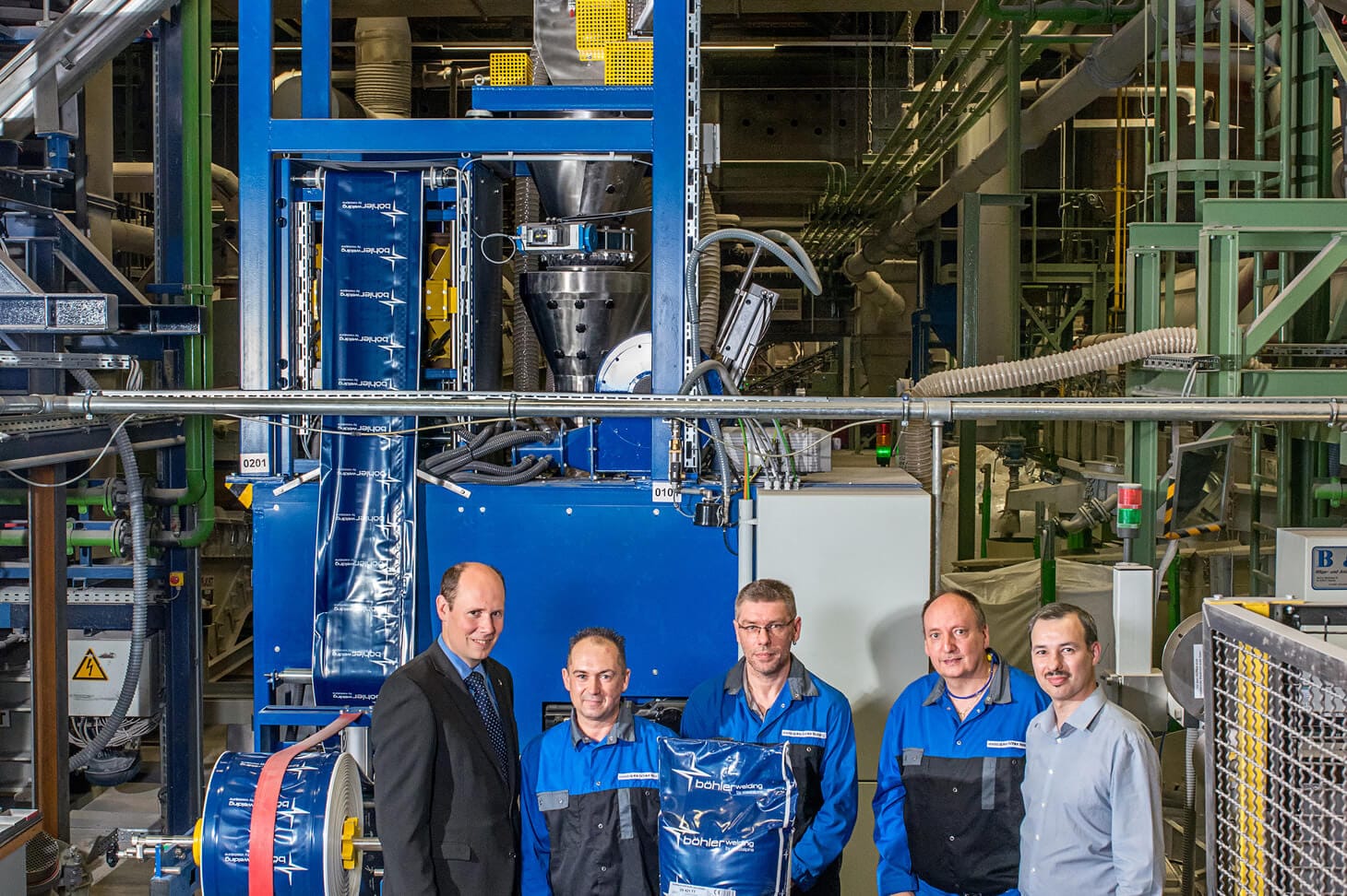 5 employees of voestalpine böhler welding hamm pose  in front of the vacuum bagging system