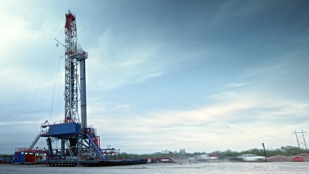 a drilling rig in the middle of a field