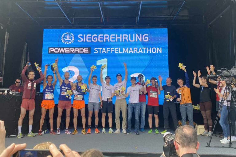 1. Rang Staffelmarathon: Florian (rechts) mit seinen Teamkollegen bei der Siegerehrung des Vienna City Marathon 2023
