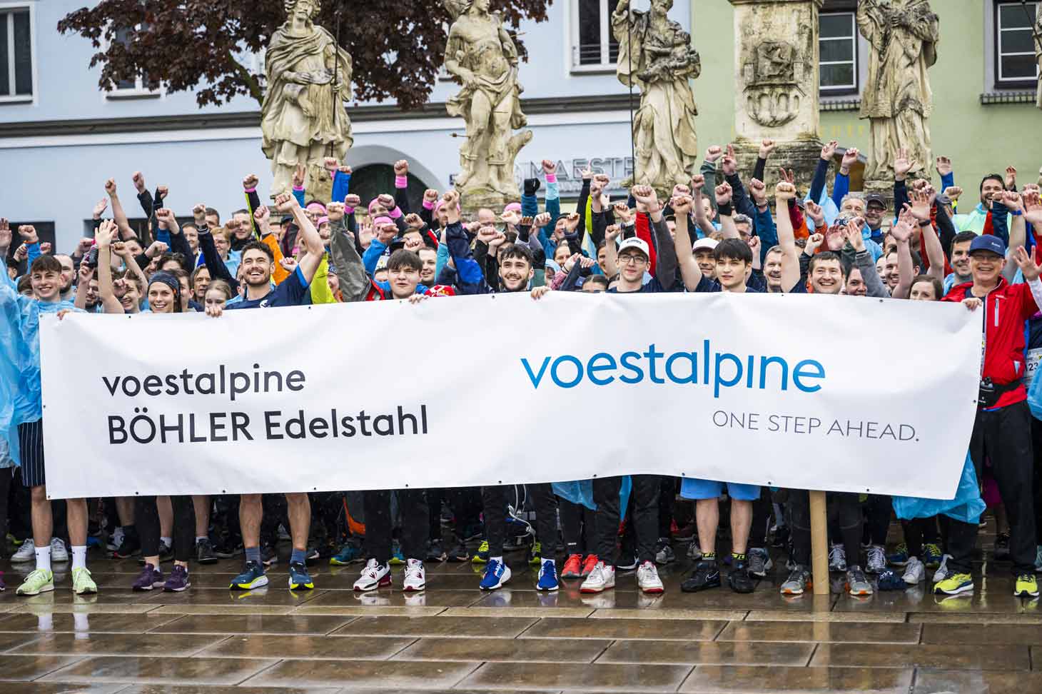 Group photo of all voestalpine and Böhler Edelstahl runners at the Bruckner Business Run