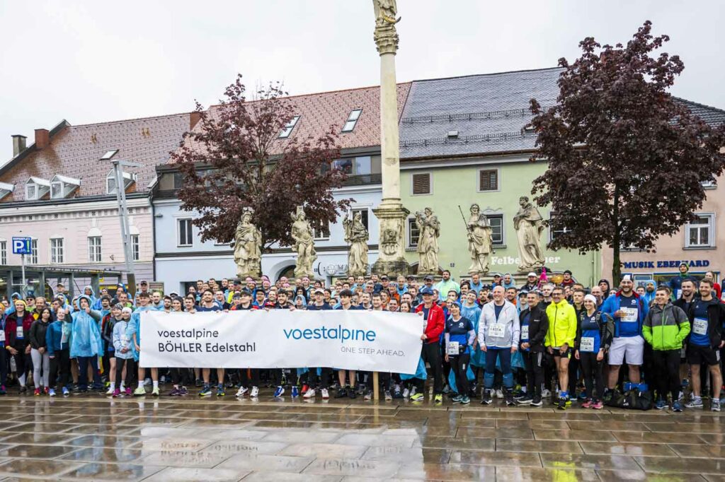 Gruppenfoto aller Marathonläuferinnen und Läufer der voestalpine und von Böhler Edelstahl in Bruck an der Mur