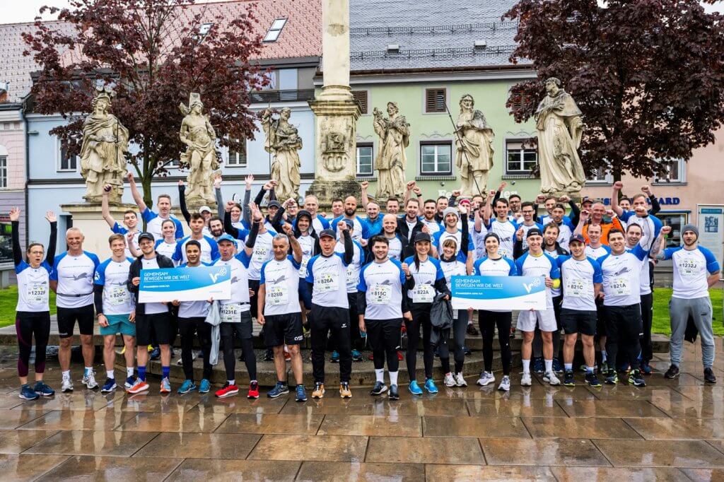Gruppenfoto der Läuferinnen und Läufer am Bruckner Lauf