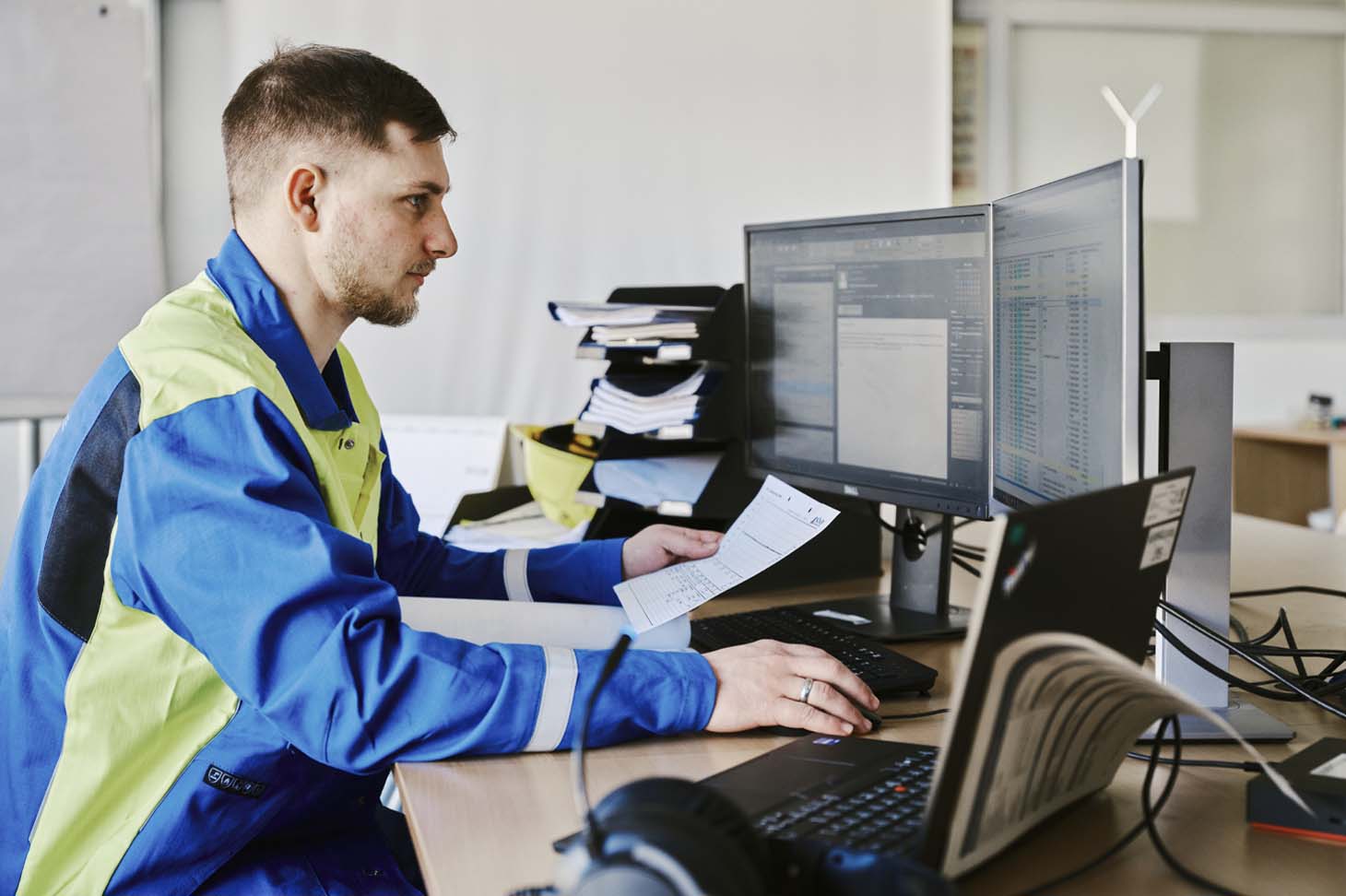voestalpine employee Thomas working at his desk in front of two screens