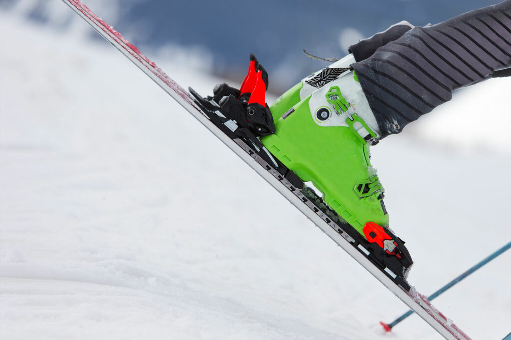 Detailaufnahme von Schiläufer-Start Schischuhen und Ski