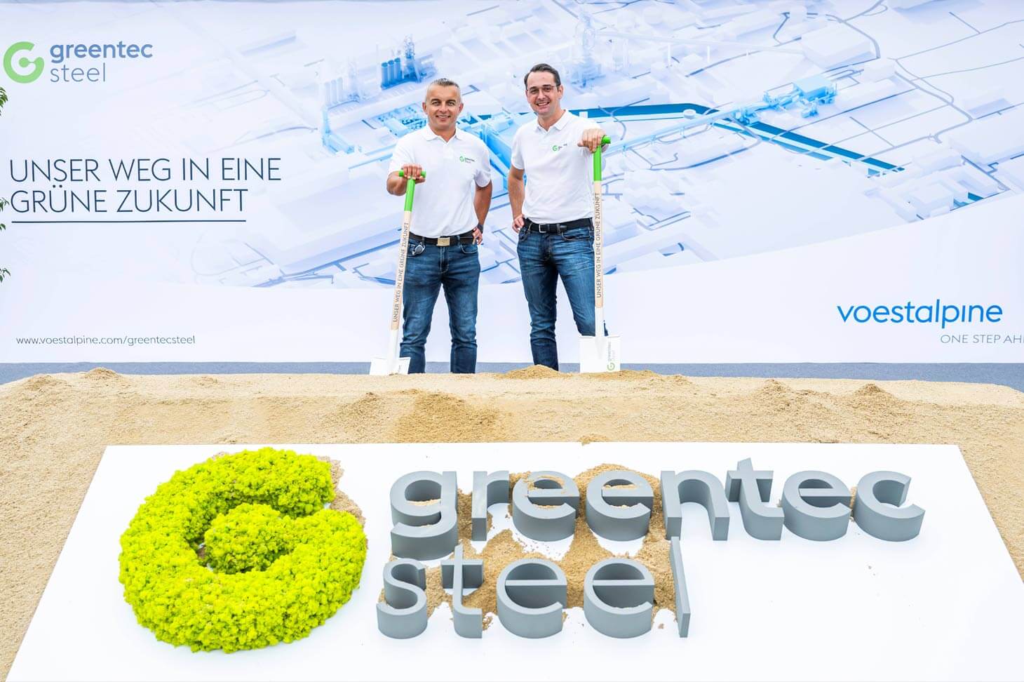 Projektleiter Bernhard K. und Kurt S. nehmen greentec steel Spatensicht vor