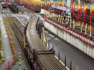 voestalpine Schienen GmbH ist Experte für just-in-time Lieferungen von 120 m langen Schienen an jede Baustelle Europas sowie Langschienen-Lieferungen (60 m) nach Übersee