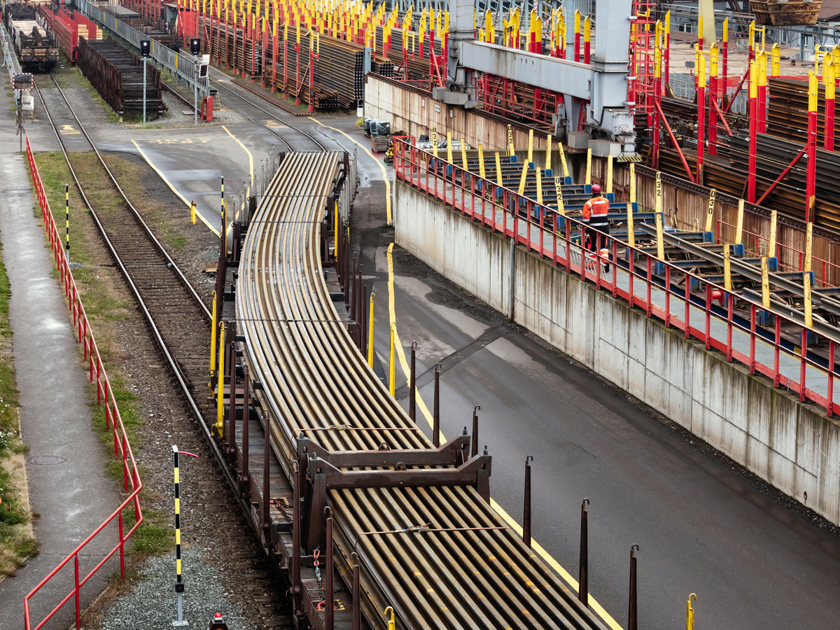 120 Meter langen Schienen produziert von der voestalpine, transportiert auf Zugwagggons