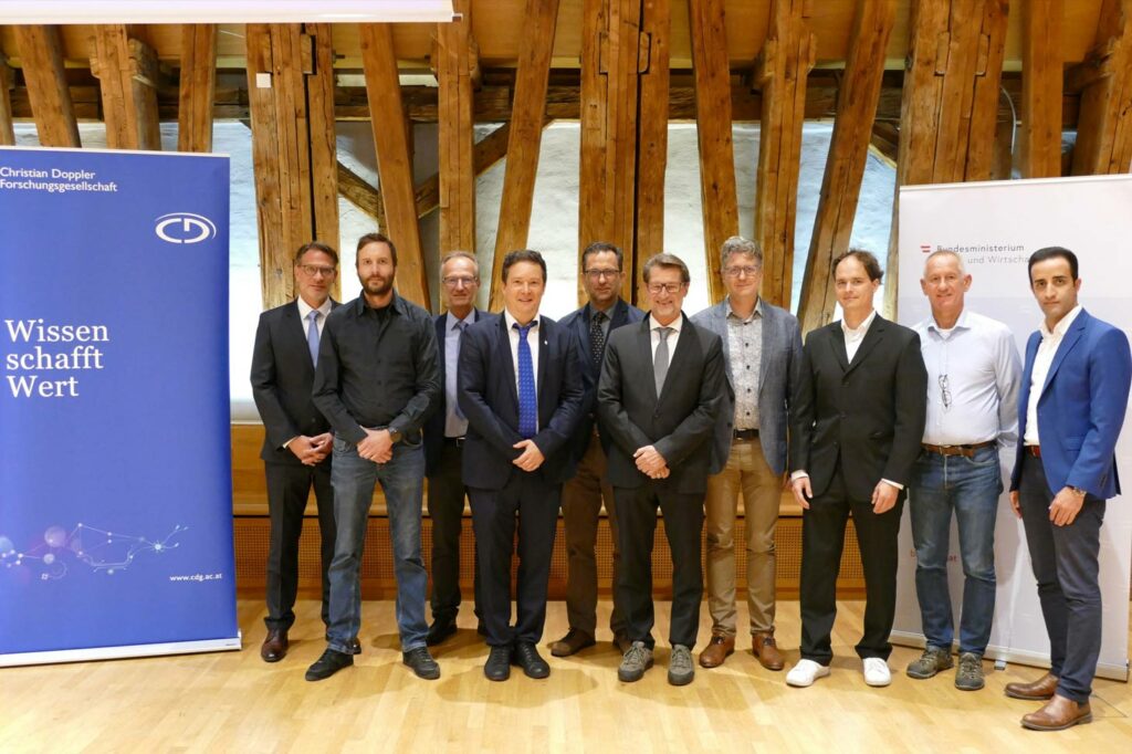 Gruppenbild 10 voestalpine Mitarbeiter bei der Eröffnung des Doppler Labors der TU Wien