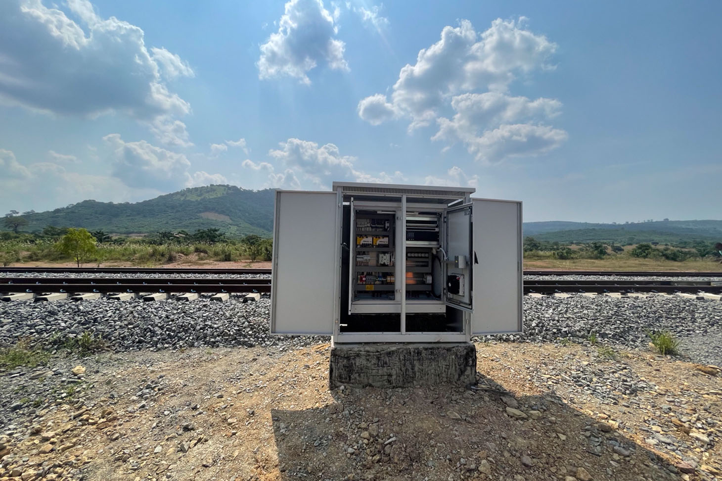 Leittechnik-Container der voestalpine Railway Systems Group neben einer Eisenbahn in Afrika.