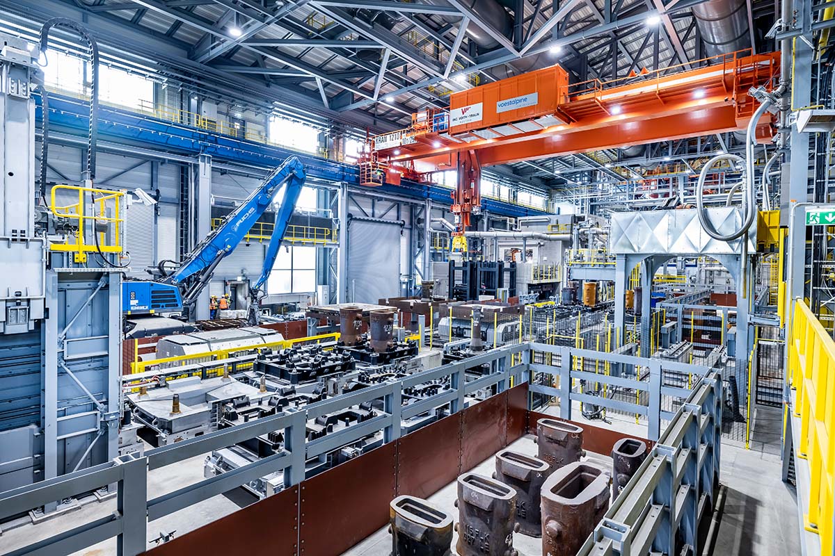 Stripping area with automated casting plate preparation at the Kapfenberg stainless steel plant