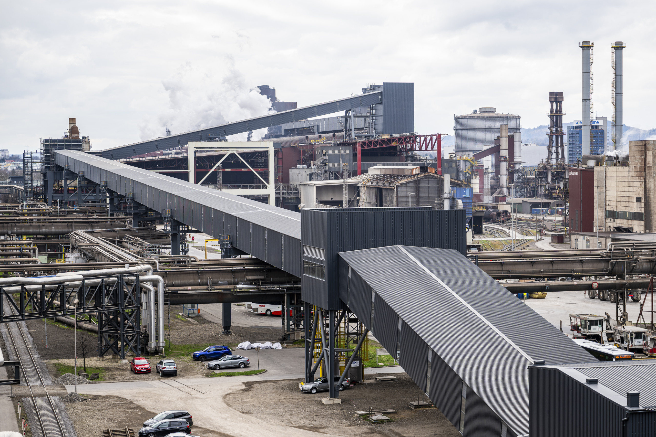 the new conveyor belt bridge for the raw material supply of the voestalpine steelworks in LInz