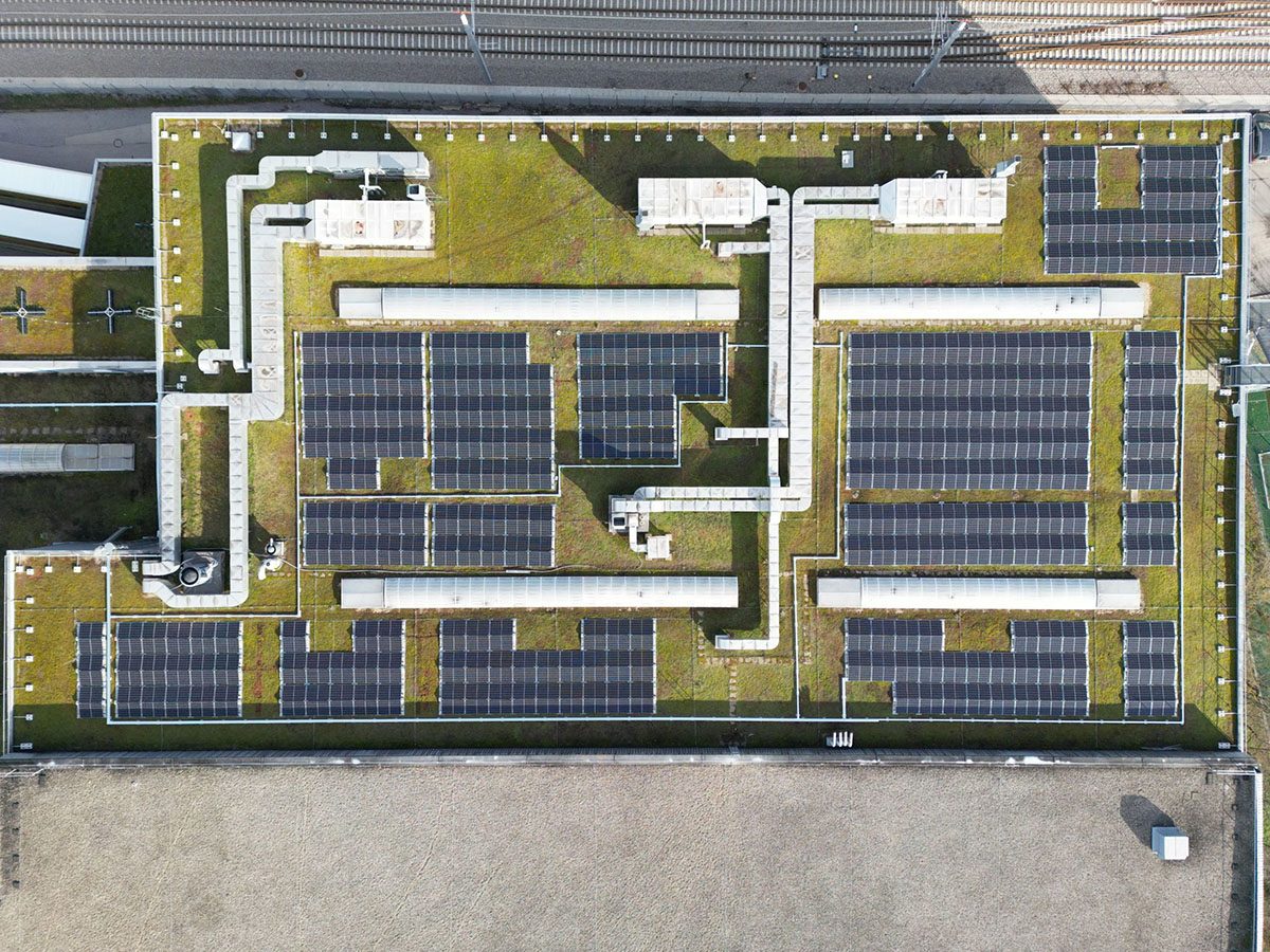 Luftaufnahme des Henkel-Zentrallager mit PV Modulen auf der gesamten Dachfläche