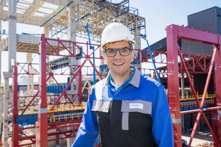 Peter begleitet zusätzlich alle patentrechtlichen Schritte am Weg zur Herstellung von nachhaltigem, grünem Stahl über die Elektrolichtbogenofenroute in Linz und Donawitz. Mit Engagement bringt er auch die Ideen von Betriebsingenieur:innen ans Licht und prüft deren schützenswerte und nützlichen Beiträge.