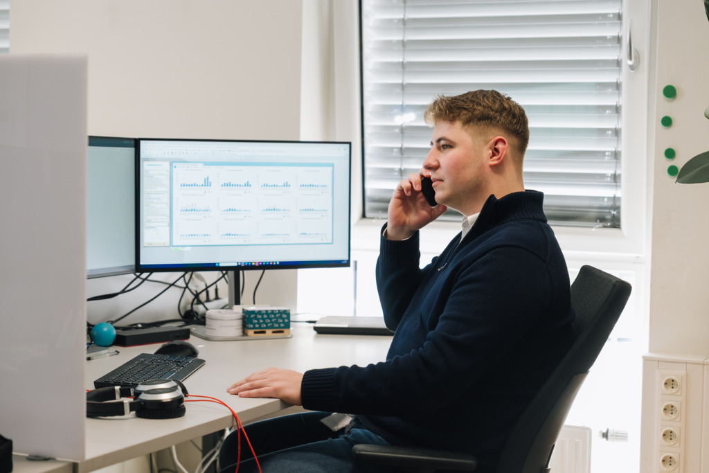 Michael im Büro koordiniert Geschäftsprozesse, analysiert Daten und kommuniziert mit Kollegen oder Kunden.