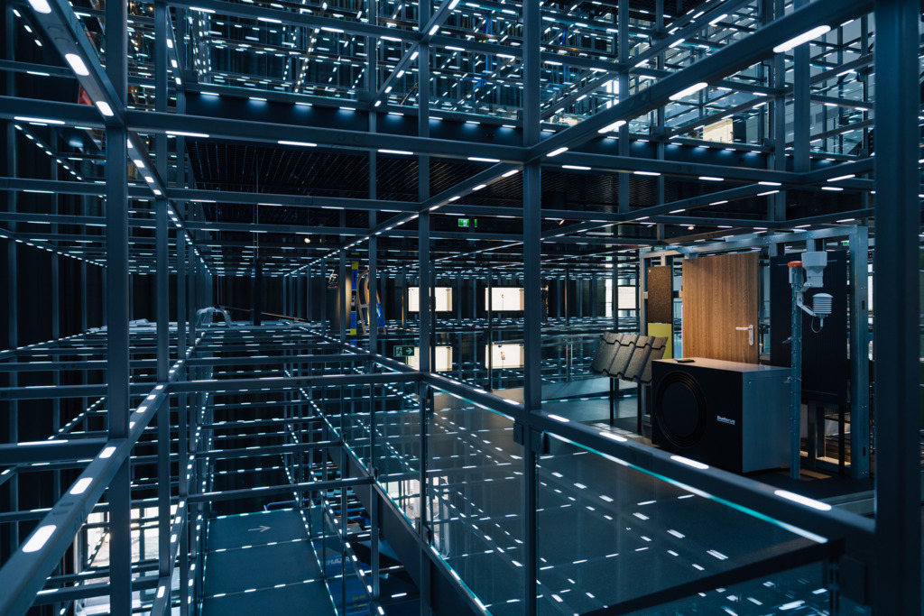 Der beleuchtete Grid in der voestalpine Stahlwelt zeigt eine hängende Stahlkonstruktion mit einzeln ansteuerbaren LED-Lichtpunkten und verbindet Architektur, Technologie und Ausstellung räumlich miteinander.