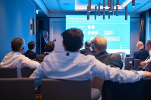 Präsentation vor Fachpublikum beim voestalpine Capital Markets Day mit Informationen zu Zeitplan und Ausblick der Stahlproduktion.