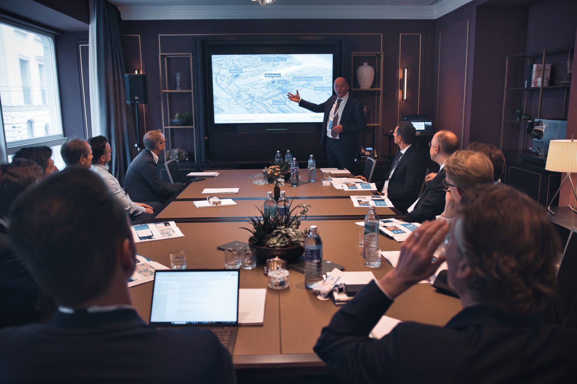 Präsentation vor Fachpublikum beim voestalpine Capital Markets Day mit Einblicken in einen Produktionsstandort und dessen Infrastruktur.