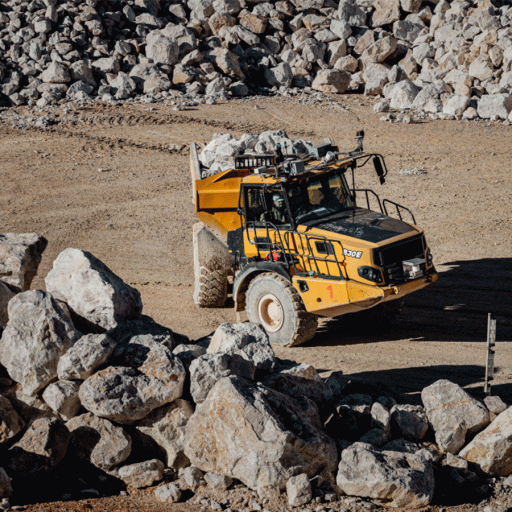 Ein autonom fahrender muldenkipper transportiert große Steinblöcke in unwegsamen Gelände