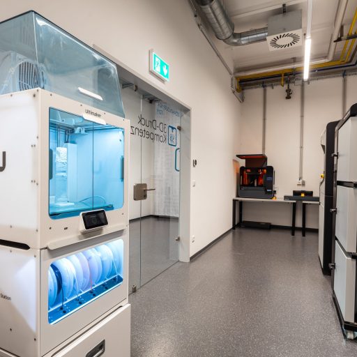 Ultimaker 3d Drucker mit darunterliegender Material Station gefüllt mit Filementen im voestalpine 3D Druck Kompetenzzentrum