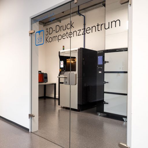 3d drucker von 3dgence hinter den geschlossenen Glastüren des 3d druck Kompetenzzentrums