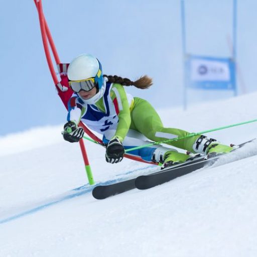 Rennläuferin auf Schi, die bei einem Wettbewerb mitmacht