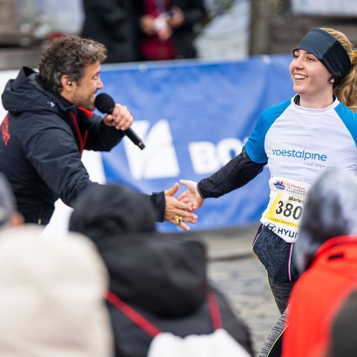 Abklatschen einer Mitarbeiterin beim Zieleinlauf am Linzmarathon