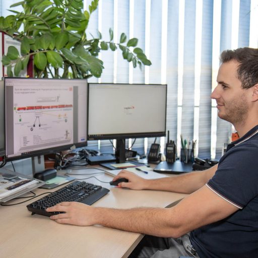 Logserv Mitarbeiter Benjamin an seinem PC Arbeitsplatz