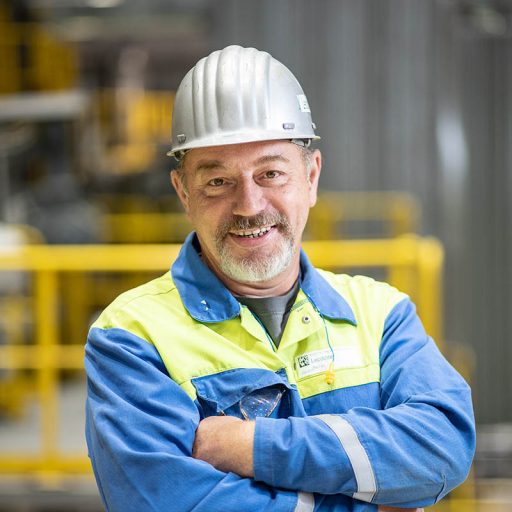 Porträtfoto des voestalpine-Mitarbeiters Rainer im Stahlwerk
