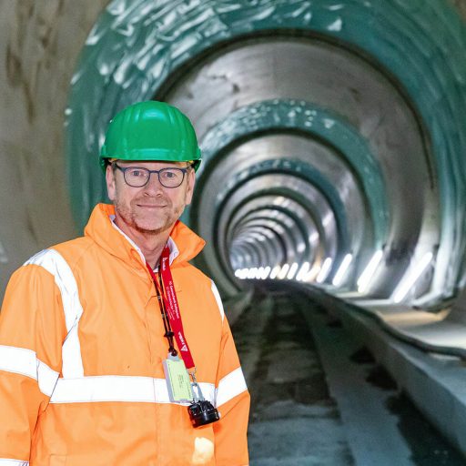 Portrait Kurt mit Arbeitskleidung und Helm im Semmering Basistunnel