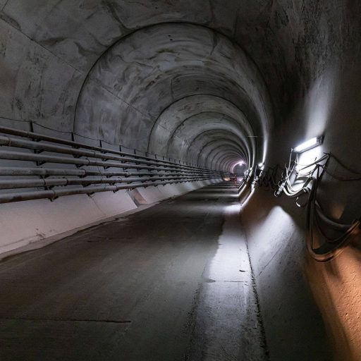 Semmering Basistunnelröhre von innen mit Leitungen und Rohren am Rand des Tunnels