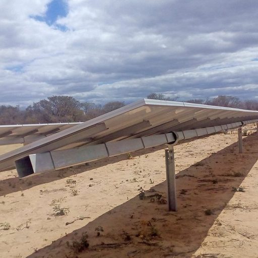 Riesige Panele der größten Solarprojekte in Brasilien auf trockenem Boden.