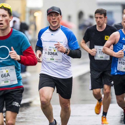 voestalpine runner between other runners at the Bruckner Business Run