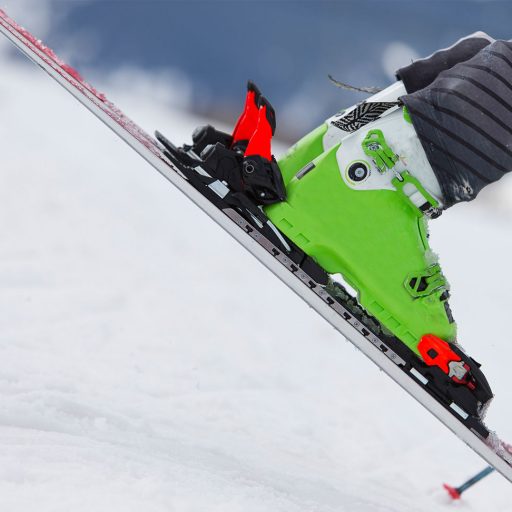 Detailaufnahme von Schiläufer-Start Schischuhen und Ski