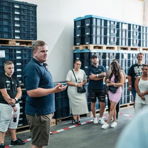 Werksführung mit zuhörenden Besuchern im Werk Dettingen