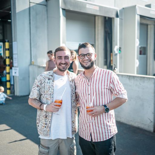 zwei Männer posieren mit Drinks am Sommerfest in Dettingen